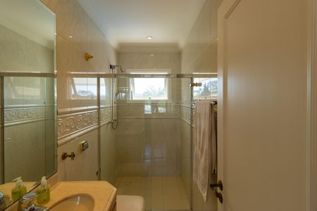 Casa de condomínio para alugar com 850m², 5 quartos e 5 vagas Casa de condomínio para alugar com 850m², 5 quartos e 5 vagasBanheiro da Suíte 2