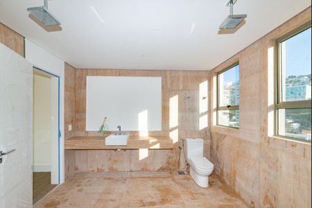 Apartamento à venda com 323m², 4 quartos e 4 vagasBanheiro da Suíte 1