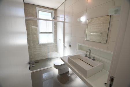 Casa de condomínio para alugar com 700m², 4 quartos e 6 vagasBanheiro da Suíte 2