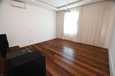 Casa de condomínio para alugar com 700m², 4 quartos e 6 vagasSala de TV