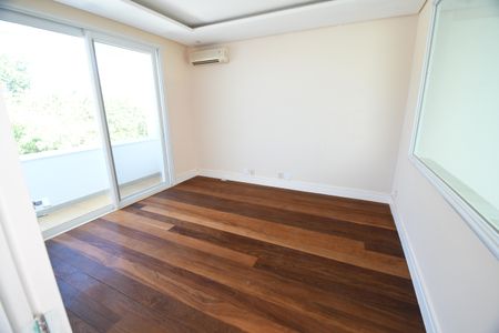 Casa de condomínio para alugar com 700m², 4 quartos e 6 vagasEscritório