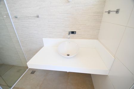 Casa de condomínio para alugar com 700m², 4 quartos e 6 vagasÁrea comum - Banheiro