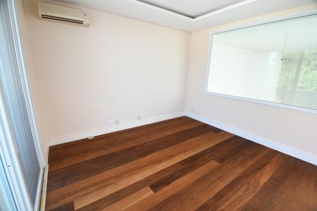 Casa de condomínio para alugar com 700m², 4 quartos e 6 vagasEscritório