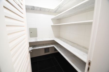Casa de condomínio para alugar com 700m², 4 quartos e 6 vagasCozinha - Despensa