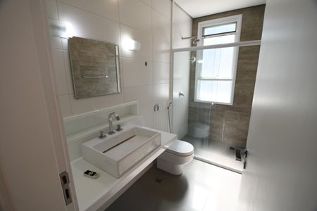 Casa de condomínio para alugar com 700m², 4 quartos e 6 vagasBanheiro da Suíte 1