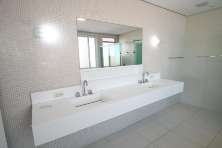 Casa de condomínio para alugar com 700m², 4 quartos e 6 vagasBanheiro da Suíte 4