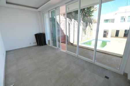 Casa de condomínio para alugar com 700m², 4 quartos e 6 vagasÁrea Externa