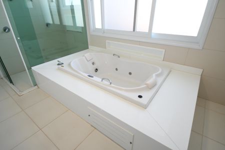 Casa de condomínio para alugar com 700m², 4 quartos e 6 vagasBanheiro da Suíte 4