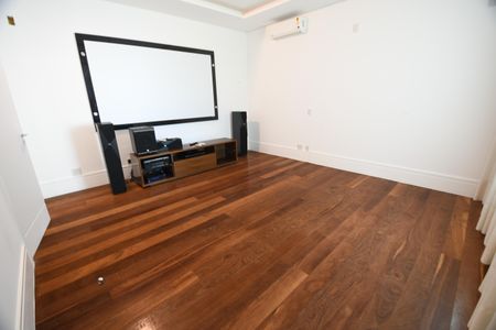 Casa de condomínio para alugar com 700m², 4 quartos e 6 vagasSala de TV