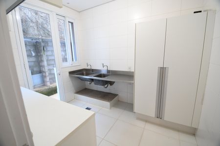 Casa de condomínio para alugar com 700m², 4 quartos e 6 vagasÁrea de Serviço