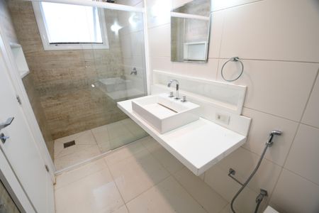 Casa de condomínio para alugar com 700m², 4 quartos e 6 vagasBanheiro da Suíte 3