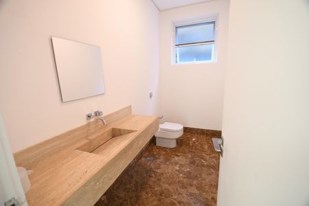 Casa de condomínio para alugar com 700m², 4 quartos e 6 vagasLavabo