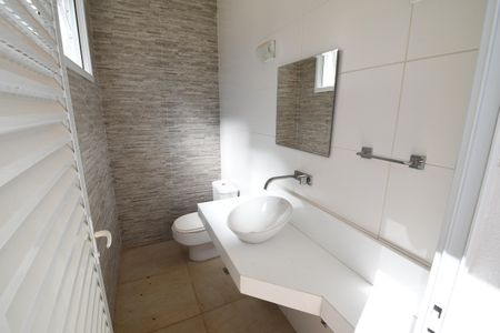 Casa de condomínio para alugar com 700m², 4 quartos e 6 vagasBanheiro de Serviço