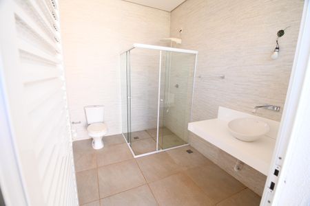 Casa de condomínio para alugar com 700m², 4 quartos e 6 vagasÁrea comum - Banheiro