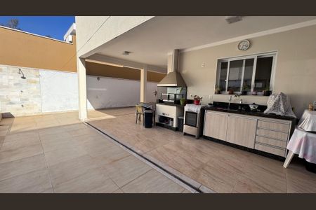 Casa de condomínio à venda com 311m², 4 quartos e 5 vagas Casa de condomínio à venda com 311m², 4 quartos e 5 vagaschu