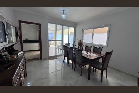 Casa de condomínio à venda com 311m², 4 quartos e 5 vagas Casa de condomínio à venda com 311m², 4 quartos e 5 vagasSala de Jantar