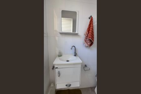 Casa de condomínio à venda com 311m², 4 quartos e 5 vagas Casa de condomínio à venda com 311m², 4 quartos e 5 vagasBanheiro de Serviço 2