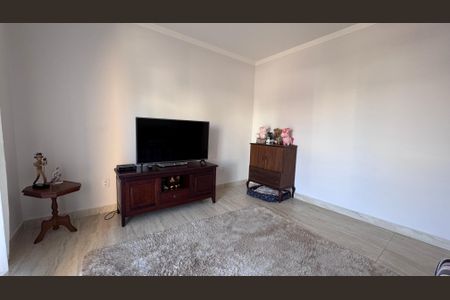 Casa de condomínio à venda com 311m², 4 quartos e 5 vagas Casa de condomínio à venda com 311m², 4 quartos e 5 vagasSala de TV