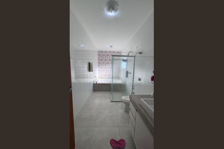 Casa de condomínio à venda com 311m², 4 quartos e 5 vagas Casa de condomínio à venda com 311m², 4 quartos e 5 vagasBanheiro da Suíte 3