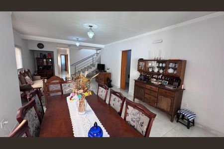 Casa de condomínio à venda com 311m², 4 quartos e 5 vagas Casa de condomínio à venda com 311m², 4 quartos e 5 vagasSala de Jantar