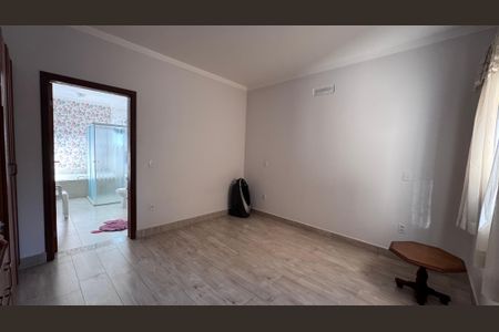 Casa de condomínio à venda com 311m², 4 quartos e 5 vagas Casa de condomínio à venda com 311m², 4 quartos e 5 vagasSuíte 3