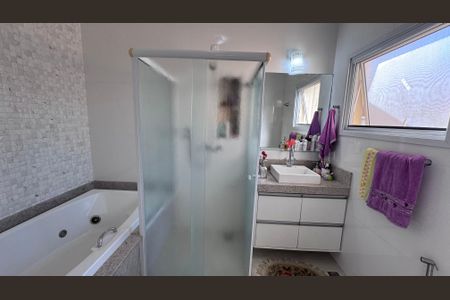 Casa de condomínio à venda com 311m², 4 quartos e 5 vagas Casa de condomínio à venda com 311m², 4 quartos e 5 vagasBanheiro da Suíte 4