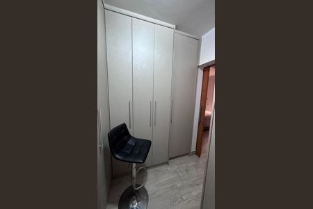 Casa de condomínio à venda com 311m², 4 quartos e 5 vagas Casa de condomínio à venda com 311m², 4 quartos e 5 vagasCloset da suíte 2