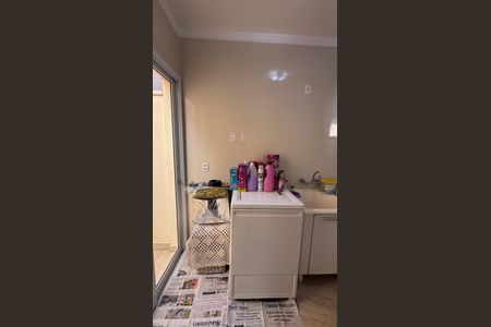 Casa de condomínio à venda com 311m², 4 quartos e 5 vagas Casa de condomínio à venda com 311m², 4 quartos e 5 vagasÁrea de Serviço