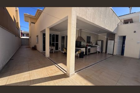 Casa de condomínio à venda com 311m², 4 quartos e 5 vagas Casa de condomínio à venda com 311m², 4 quartos e 5 vagasÁrea gourmet