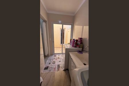 Casa de condomínio à venda com 311m², 4 quartos e 5 vagas Casa de condomínio à venda com 311m², 4 quartos e 5 vagasÁrea de Serviço