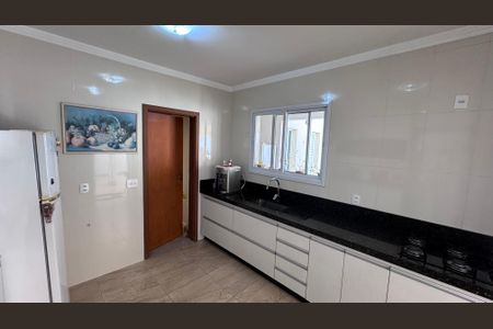 Casa de condomínio à venda com 311m², 4 quartos e 5 vagas Casa de condomínio à venda com 311m², 4 quartos e 5 vagasCozinha