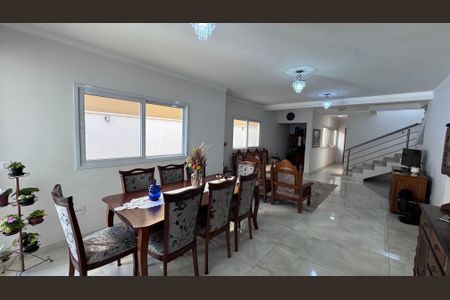 Casa de condomínio à venda com 311m², 4 quartos e 5 vagas Casa de condomínio à venda com 311m², 4 quartos e 5 vagasSala de Jantar