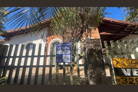 Casa à venda com 400m², 3 quartos e 5 vagasFachada e Placa