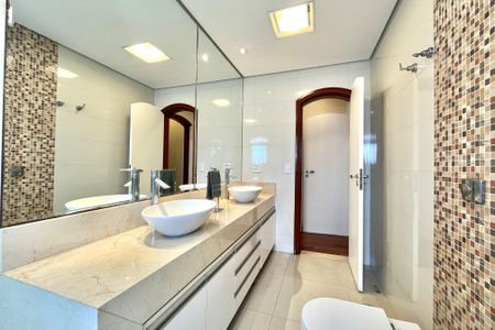 Apartamento à venda com 225m², 3 quartos e 3 vagas Apartamento à venda com 225m², 3 quartos e 3 vagasBanheiro da Suíte