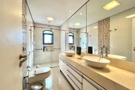 Apartamento à venda com 225m², 3 quartos e 3 vagas Apartamento à venda com 225m², 3 quartos e 3 vagasBanheiro da Suíte