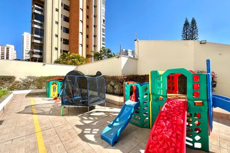 Apartamento à venda com 225m², 3 quartos e 3 vagas Apartamento à venda com 225m², 3 quartos e 3 vagasÁrea comum - Playground