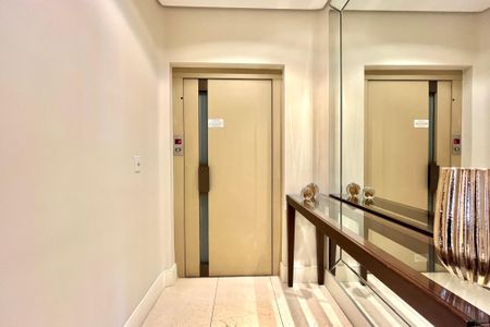 Apartamento à venda com 225m², 3 quartos e 3 vagas Apartamento à venda com 225m², 3 quartos e 3 vagasHall privativo