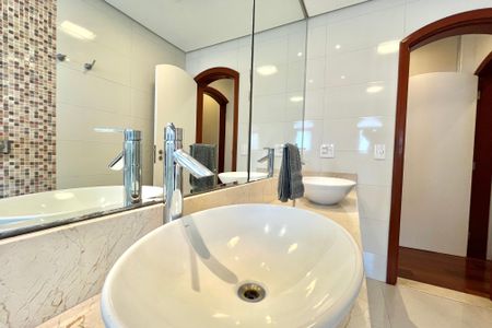 Apartamento à venda com 225m², 3 quartos e 3 vagas Apartamento à venda com 225m², 3 quartos e 3 vagasBanheiro da Suíte