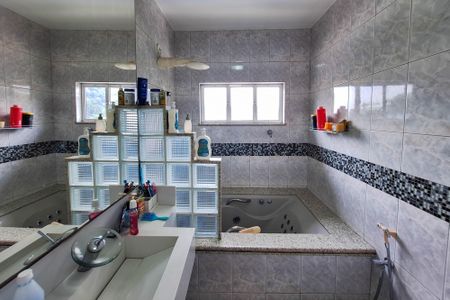 Casa de condomínio à venda com 360m², 6 quartos e 5 vagas Casa de condomínio à venda com 360m², 6 quartos e 5 vagasBanheiro da Suíte 2