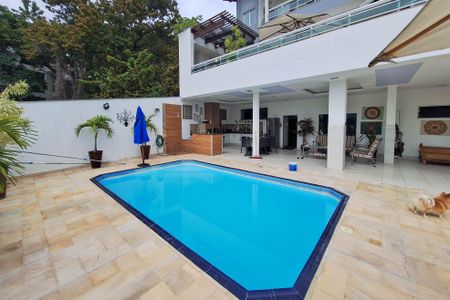 Casa de condomínio à venda com 360m², 6 quartos e 5 vagas Casa de condomínio à venda com 360m², 6 quartos e 5 vagasQuintal