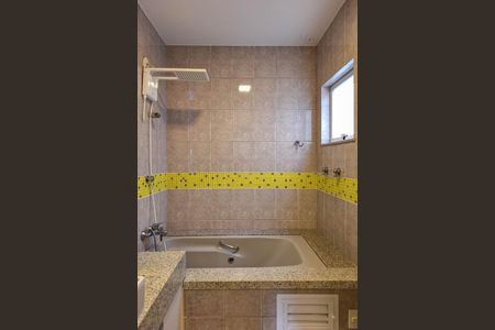 Casa de condomínio à venda com 360m², 6 quartos e 5 vagas Casa de condomínio à venda com 360m², 6 quartos e 5 vagasBanheiro da Suíte 1