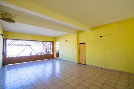 Casa à venda com 131m², 2 quartos e 4 vagas Casa à venda com 131m², 2 quartos e 4 vagasGaragem