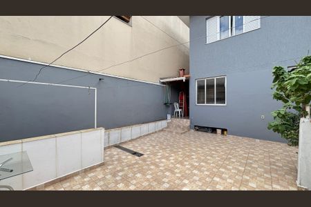 Casa à venda com 209m², 4 quartos e 3 vagas Casa à venda com 209m², 4 quartos e 3 vagasQuintal