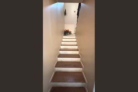 Casa à venda com 209m², 4 quartos e 3 vagas Casa à venda com 209m², 4 quartos e 3 vagasEscada