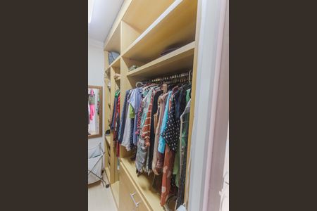 Apartamento à venda com 225m², 3 quartos e 4 vagas Apartamento à venda com 225m², 3 quartos e 4 vagasCloset da Suíte 2