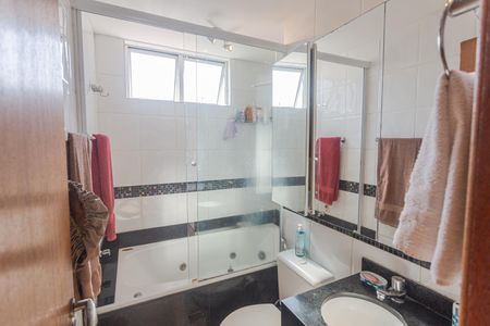 Apartamento à venda com 225m², 3 quartos e 4 vagas Apartamento à venda com 225m², 3 quartos e 4 vagasBanheiro da Suíte 2