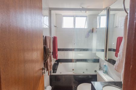 Apartamento à venda com 225m², 3 quartos e 4 vagas Apartamento à venda com 225m², 3 quartos e 4 vagasBanheiro da Suíte 2