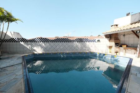 Casa à venda com 250m², 4 quartos e 4 vagasPiscina