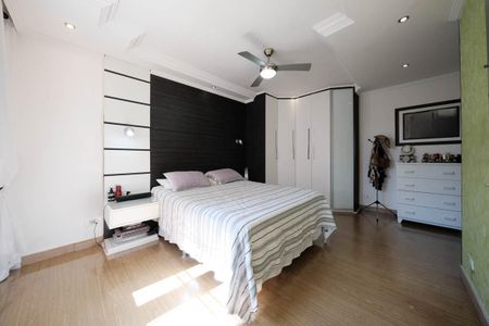 Casa à venda com 250m², 4 quartos e 4 vagasSuíte