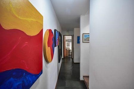 Casa de condomínio à venda com 280m², 4 quartos e 4 vagasCorredor 1